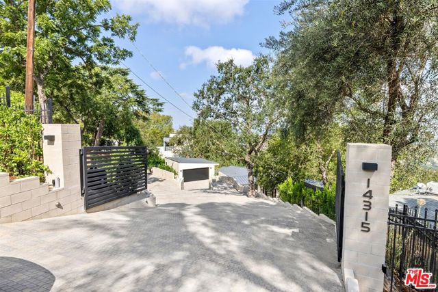 14315 Mulholland Drive, Los Angeles CA: https://media.crmls.org/mediaz/52686a60-d218-4fef-b193-5d449c241a52.jpg