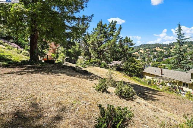 11110 Monan St, Oakland CA: https://media.crmls.org/mediaz/5268d2d3-e002-489a-8268-a8f4654be8ab.jpg