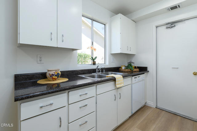 Detail Gallery Image 20 of 37 For 24121 Village 24, Camarillo,  CA 93012 - 2 Beds | 2 Baths