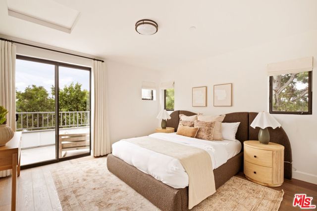 1023 Superba Avenue, Venice CA: https://media.crmls.org/mediaz/52697bde-2995-44cc-ad5a-b6bb2c612897.jpg