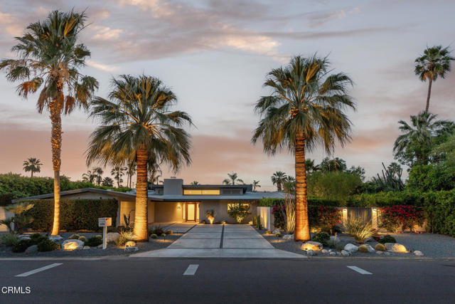 Detail Gallery Image 1 of 29 For 1576 E San Lorenzo Rd, Palm Springs,  CA 92264 - 4 Beds | 3/1 Baths