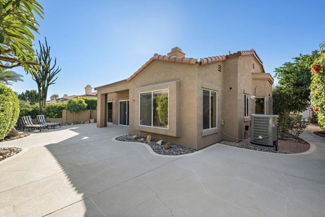 48543 Via Encanto, La Quinta CA: https://media.crmls.org/mediaz/5269df8b-6ca3-4c44-a24d-be25b2e1c6ba.jpg