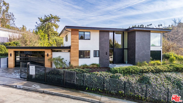 11428 Dona Lola Drive, Studio City CA: https://media.crmls.org/mediaz/526b1fe3-7a11-4363-9dd8-387463f49fa1.jpg