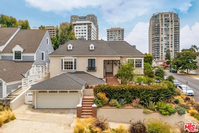 10798 Weyburn Avenue, Los Angeles CA: https://media.crmls.org/mediaz/526b9cfb-80aa-4130-93b1-a9e5473750fb.jpg