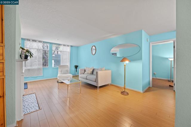 535 Pierce St, Albany CA: https://media.crmls.org/mediaz/526be835-7967-4ecf-8fac-7ed529a7351e.jpg