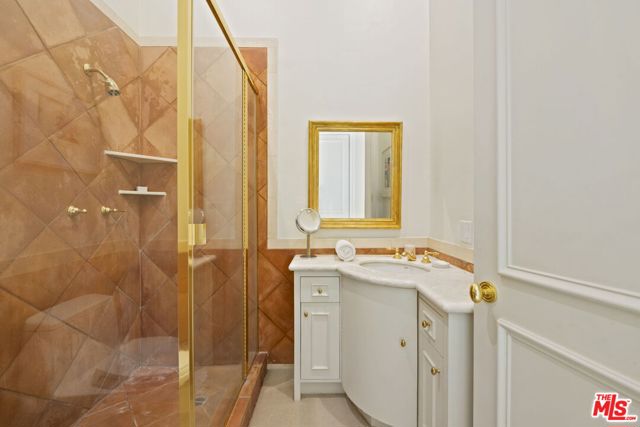 1634 Gilcrest Drive, Beverly Hills CA: https://media.crmls.org/mediaz/526c3046-dd22-49b3-9802-227997f3f4cb.jpg