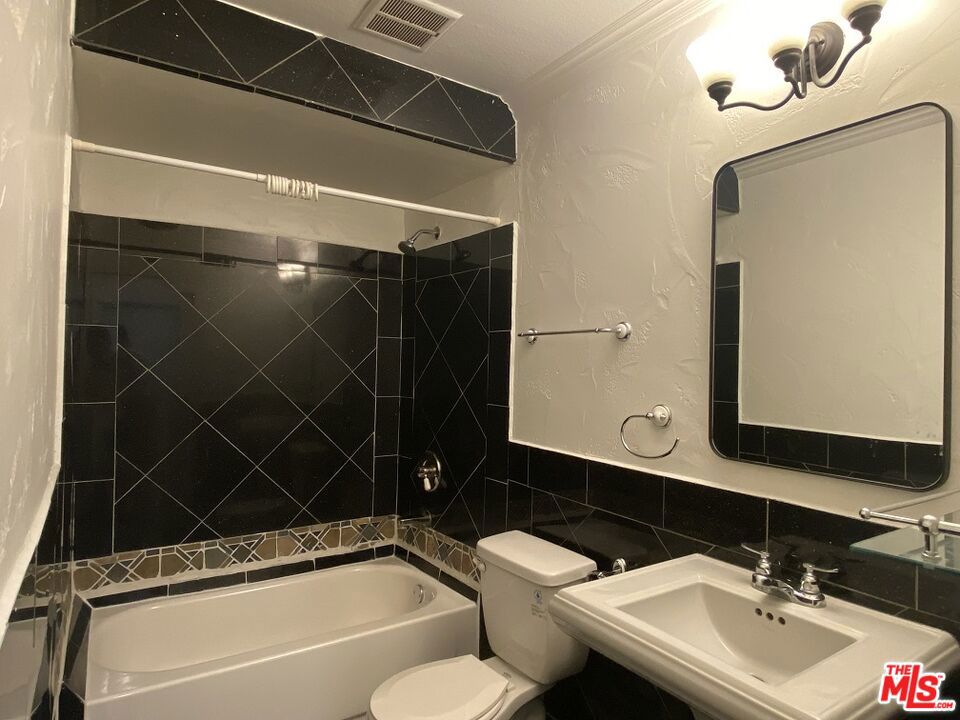 https://media.crmls.org/mediaz/526c4c14-7645-4537-ac49-a969fa5d8b92.jpg?preset=X-Large
