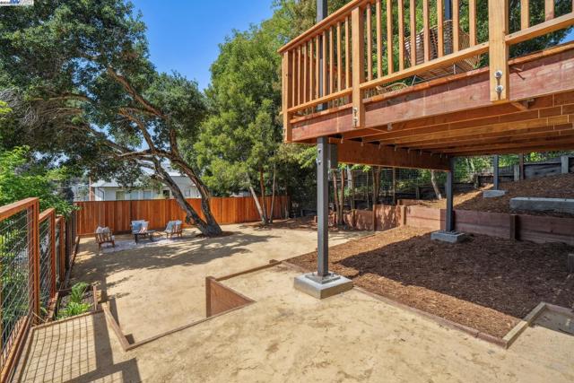 1129 WELLINGTON STREET, Oakland CA: https://media.crmls.org/mediaz/526cae91-6b51-4402-932f-5b222d62d768.jpg