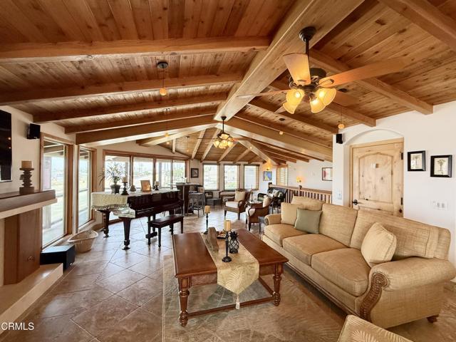 268 Sunset Drive, Oxnard CA: https://media.crmls.org/mediaz/526d35d4-2f5c-474a-a0a5-7640e20218c0.jpg