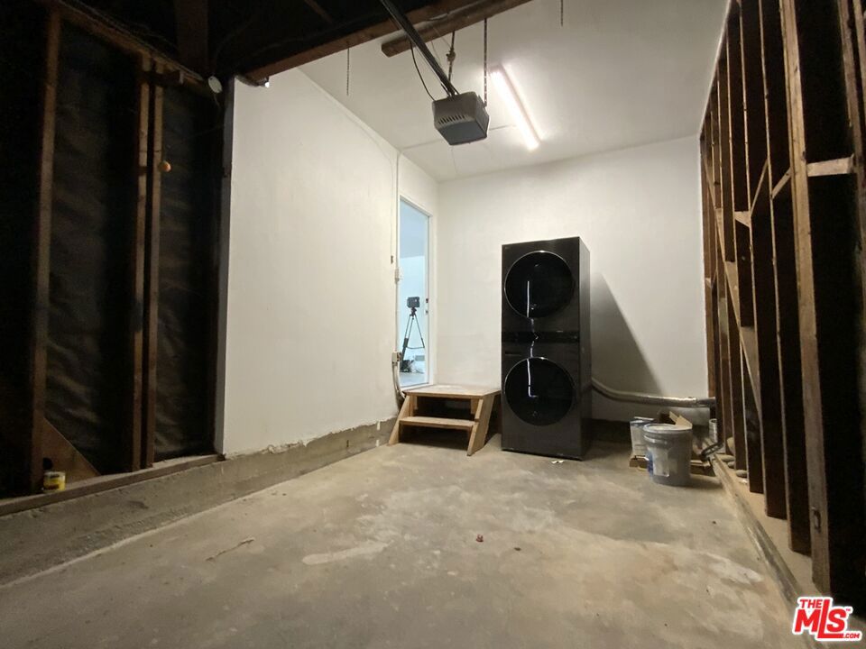 https://media.crmls.org/mediaz/526ddb28-0259-4ff7-86ba-daf4744e850a.jpg?preset=X-Large