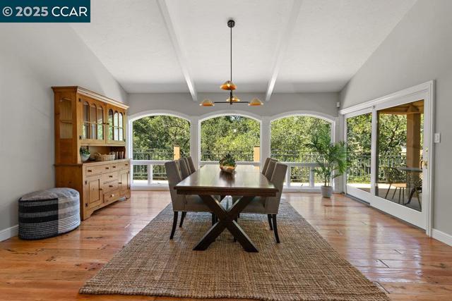3949 Canyon Rd, Lafayette CA: https://media.crmls.org/mediaz/526e6462-2fec-43aa-a2f4-e1c2ec1f03e3.jpg