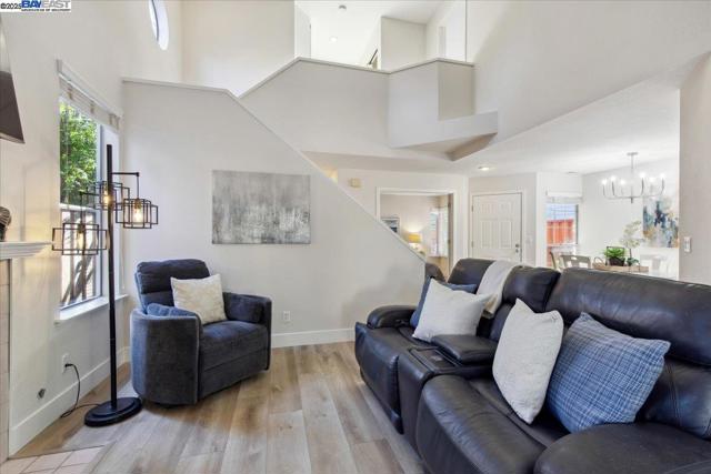 2211 Oakland Ave, Pleasanton CA: https://media.crmls.org/mediaz/526f1e9f-a230-4dee-91f4-29a35e2569ab.jpg