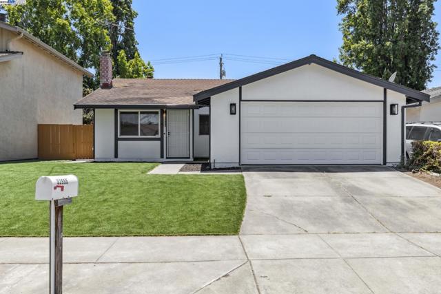 32555 Lake Bridgeport St, Fremont CA: https://media.crmls.org/mediaz/526fe83c-9dfb-4ccb-9ce2-eafe2531efec.jpg