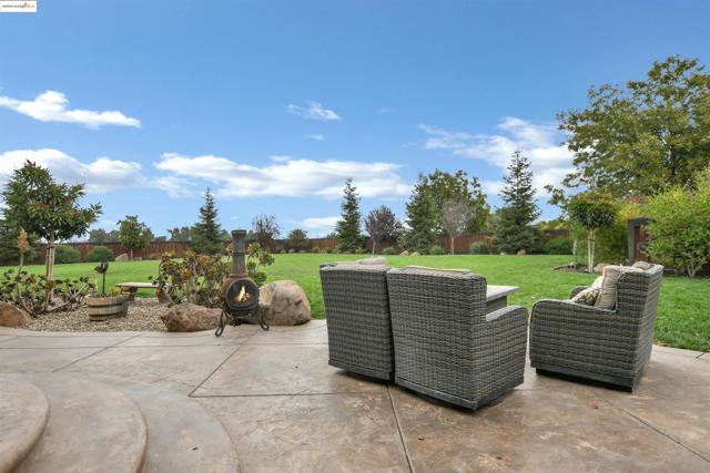 4828 Sellers Ave, Brentwood CA: https://media.crmls.org/mediaz/52703037-d546-4b83-899c-a97ec18daf3d.jpg