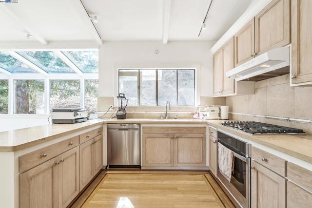 Image 11 of 39 For 15 Encina Pl