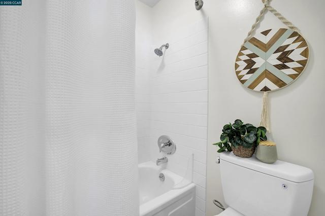 1356 Del Rio Cir, Concord CA: https://media.crmls.org/mediaz/527196ba-5ae4-4e56-8765-fbed430cafb8.jpg