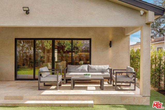 4627 Sunnyslope Avenue, Sherman Oaks CA: https://media.crmls.org/mediaz/5272022b-84ca-4466-b9c6-2c43f2757223.jpg