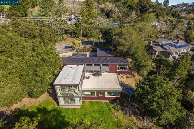 2 Crane Ct, Orinda CA: https://media.crmls.org/mediaz/52725abc-bc17-4b71-8c52-b097676c5376.jpg