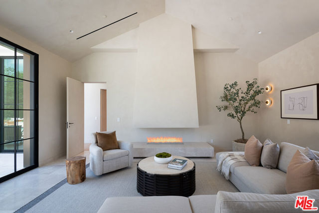 24172 Lupin Hill Road, Hidden Hills CA: https://media.crmls.org/mediaz/5272a43a-e490-4739-afbf-924291522e3b.jpg