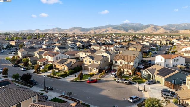 1109 Marsala Cir, Salinas CA: https://media.crmls.org/mediaz/52731aa8-1b43-446a-a2ff-a4f263d93797.jpg