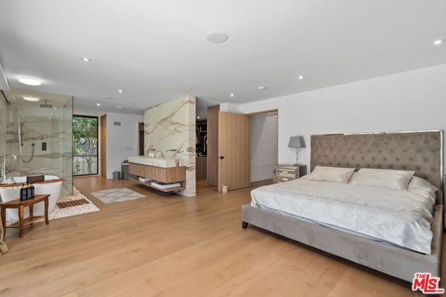 16015 Valley Wood Road, Sherman Oaks CA: https://media.crmls.org/mediaz/52736723-5a82-48dd-8e4d-564e75537f29.jpg