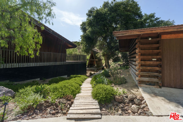 421 Westlake Boulevard, Malibu CA: https://media.crmls.org/mediaz/5274ab31-943b-449d-b118-dccf39229132.jpg
