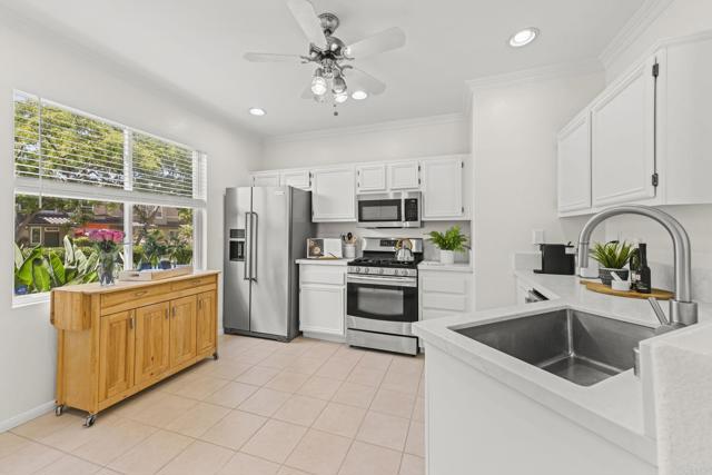 Detail Gallery Image 8 of 38 For 6084 Citracado Cir, Carlsbad,  CA 92009 - 3 Beds | 2/1 Baths
