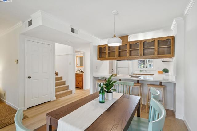 1105 Fontana Dr, Alameda CA: https://media.crmls.org/mediaz/5276aa4f-8533-4aab-997a-ede5b96c4efe.jpg