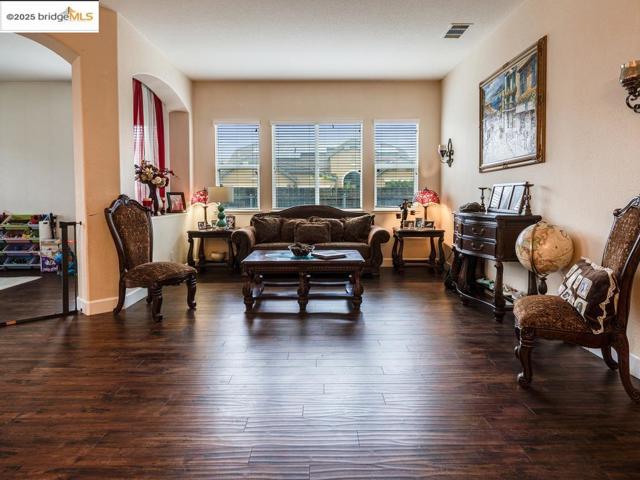 10 Da Vinci Ct, Oakley CA: https://media.crmls.org/mediaz/5276fb70-8ee6-4550-9c19-4874232262cb.jpg