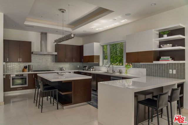 633 N Laurel Avenue, Los Angeles CA: https://media.crmls.org/mediaz/5277b925-0200-4abb-91b8-be31a267a1ab.jpg