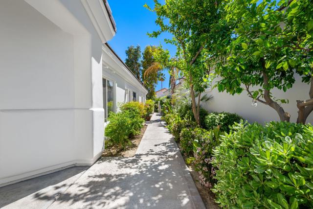 54580 Tanglewood, La Quinta CA: https://media.crmls.org/mediaz/5277cb90-683b-4d07-bfbe-c268e0aec846.jpg
