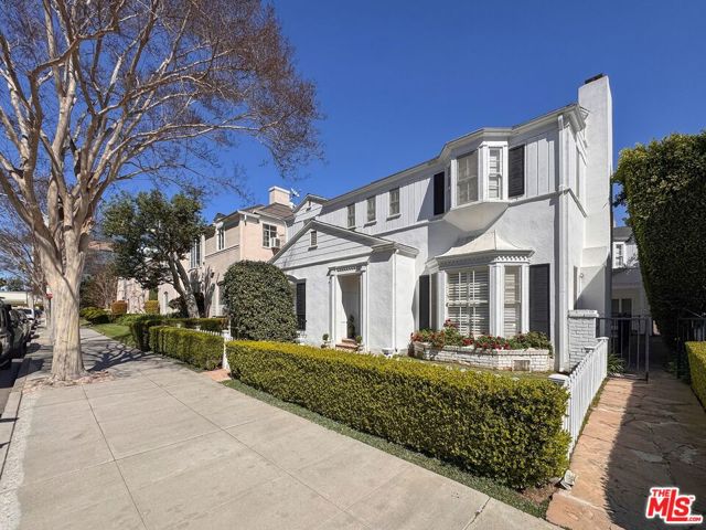 144 S Spalding Drive, Beverly Hills CA: https://media.crmls.org/mediaz/52797492-9db9-4548-b519-5a72c836c90f.jpg