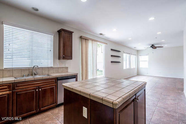 3003 Naples Drive, Oxnard CA: https://media.crmls.org/mediaz/527b2c9b-8ba7-40ad-881e-27ab5f3fcc91.jpg