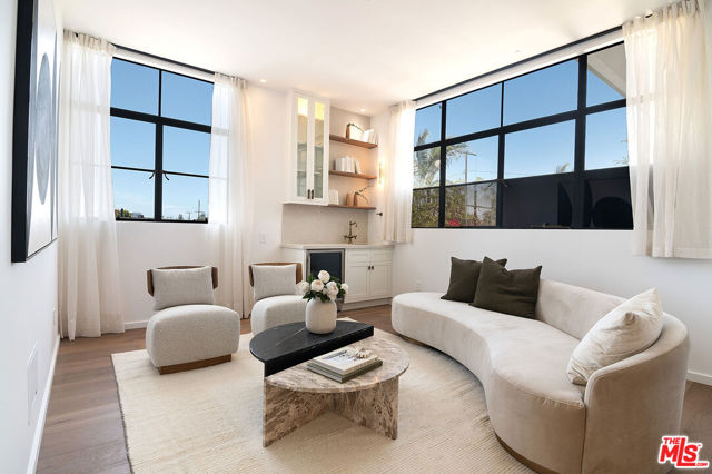 745 E Sunset Avenue, Venice CA: https://media.crmls.org/mediaz/527b325f-3e99-45f0-a183-f7d749aef54f.jpg