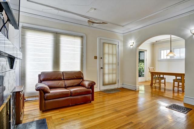 5378 Broadway, Oakland CA: https://media.crmls.org/mediaz/527b651f-6f33-443e-8d33-b6d7d81f6890.jpg