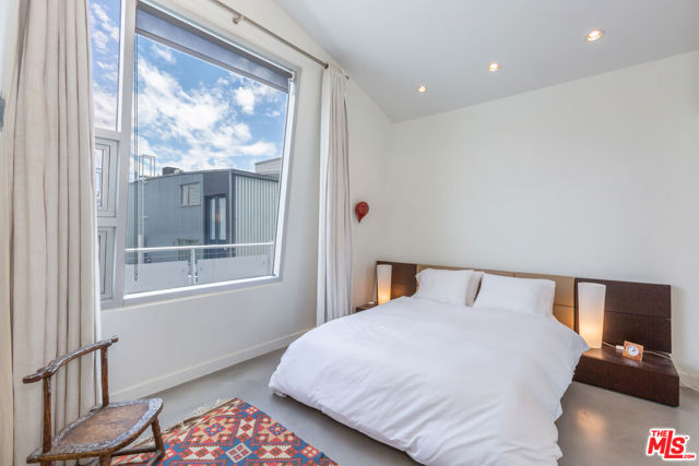 615 Hampton Drive, Venice CA: https://media.crmls.org/mediaz/527c0b24-b9aa-4f13-8914-d27ac394cabc.jpg