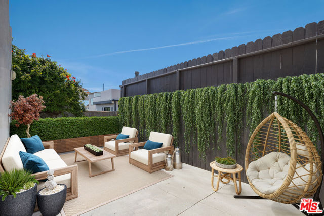 1129 2nd Street, Hermosa Beach CA: https://media.crmls.org/mediaz/527d56c4-faa2-4dd1-9981-0cbb0564de59.jpg