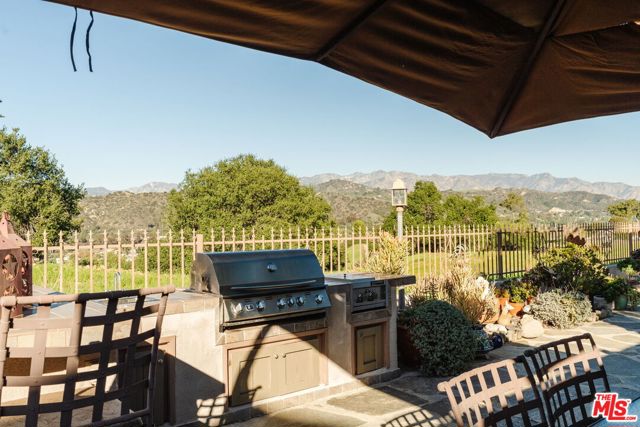 4837 Round Top Drive, Los Angeles CA: https://media.crmls.org/mediaz/527de45c-81b7-4b52-b1f1-2efe4abc8680.jpg