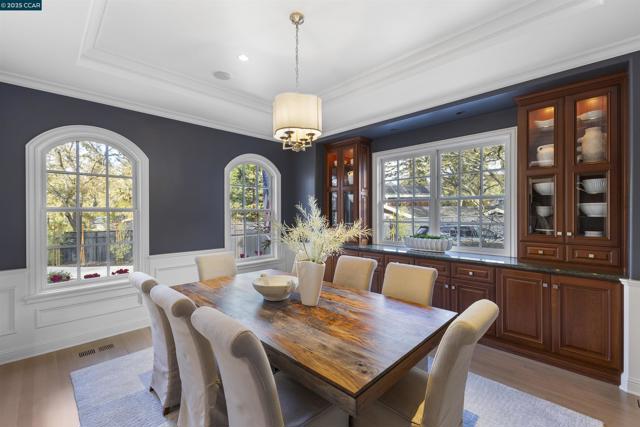 1826 Alameda Diablo, Diablo CA: https://media.crmls.org/mediaz/527eae33-81e5-4d2b-8748-35467bdc6cba.jpg