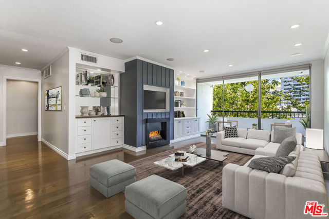 906 N Doheny Drive, West Hollywood CA: https://media.crmls.org/mediaz/52804e11-a5af-4164-bd50-4ded0ba722bc.jpg