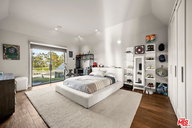 3396 Stone Ridge Lane, Los Angeles CA: https://media.crmls.org/mediaz/5280a901-8746-4f7a-a27b-1560336268b5.jpg