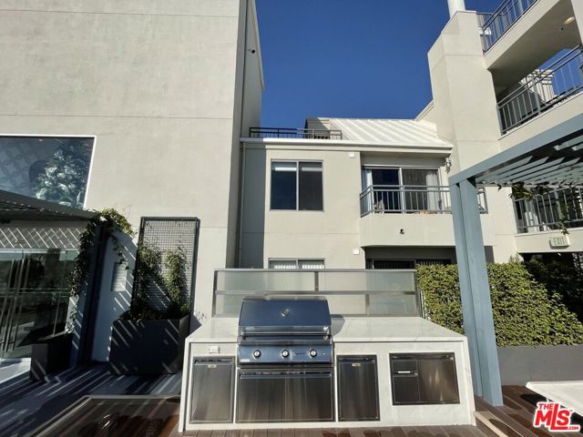 1453 3rd Street Promenade, Santa Monica CA: https://media.crmls.org/mediaz/5280cdd7-af86-4fc5-b2c6-3125ea570509.jpg