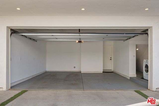 13822 Oxnard Street photo 24