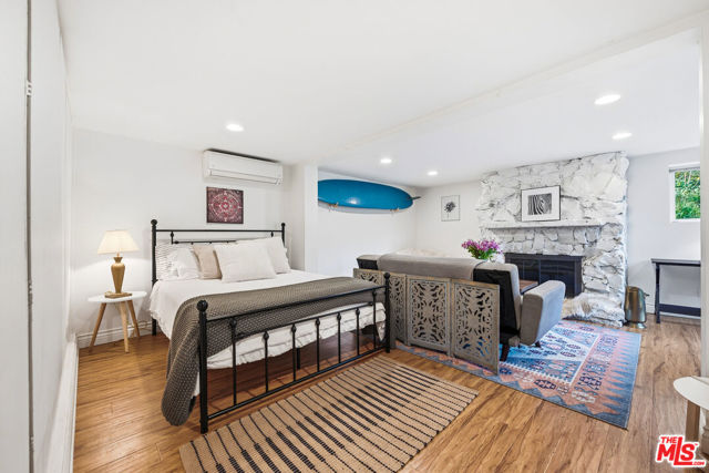 19511 Sunken Trail, Topanga CA: https://media.crmls.org/mediaz/5281d5d0-6d66-421b-bdcf-c57218cd6601.jpg