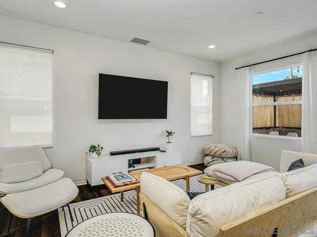 1882 Emily St, El Cajon CA: https://media.crmls.org/mediaz/52820b85-5a25-4026-9a4f-5f8d601442ec.jpg