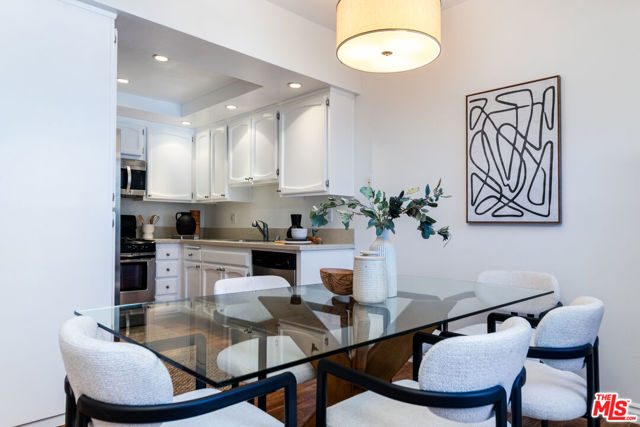 17914 Magnolia Boulevard, Encino CA: https://media.crmls.org/mediaz/5282c335-adea-405e-8a47-368c92b13449.jpg