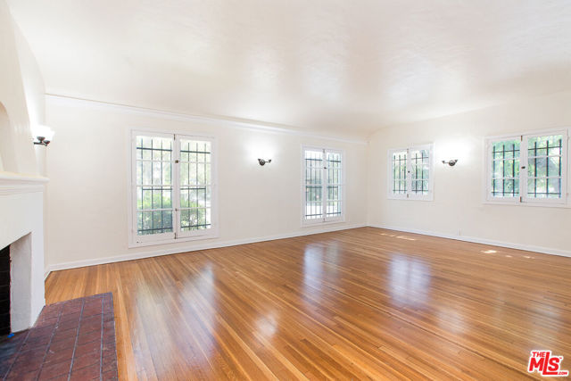 181 S Sycamore Avenue, Los Angeles CA: https://media.crmls.org/mediaz/52834c8c-bee8-4e59-b4b9-2fa517a5d14d.jpg