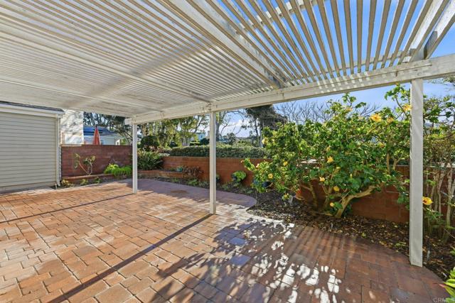 819 Daphne Court, Carlsbad CA: https://media.crmls.org/mediaz/52850772-6a1e-41cd-bd55-af1c3a143306.jpg