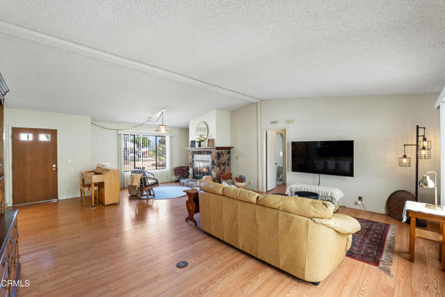 Detail Gallery Image 6 of 44 For 103 Poinsettia Gardens Dr, Ventura,  CA 93004 - 2 Beds | 2 Baths