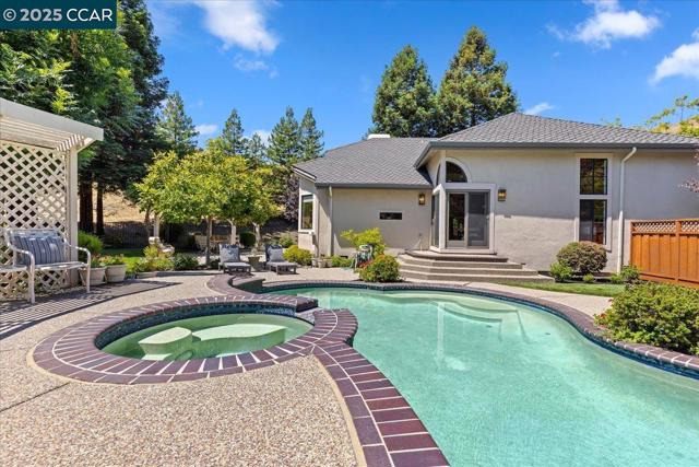 4101 Fox Creek Ct, Danville CA: https://media.crmls.org/mediaz/528629a1-a5b9-449f-a7b8-9b670a307f2a.jpg